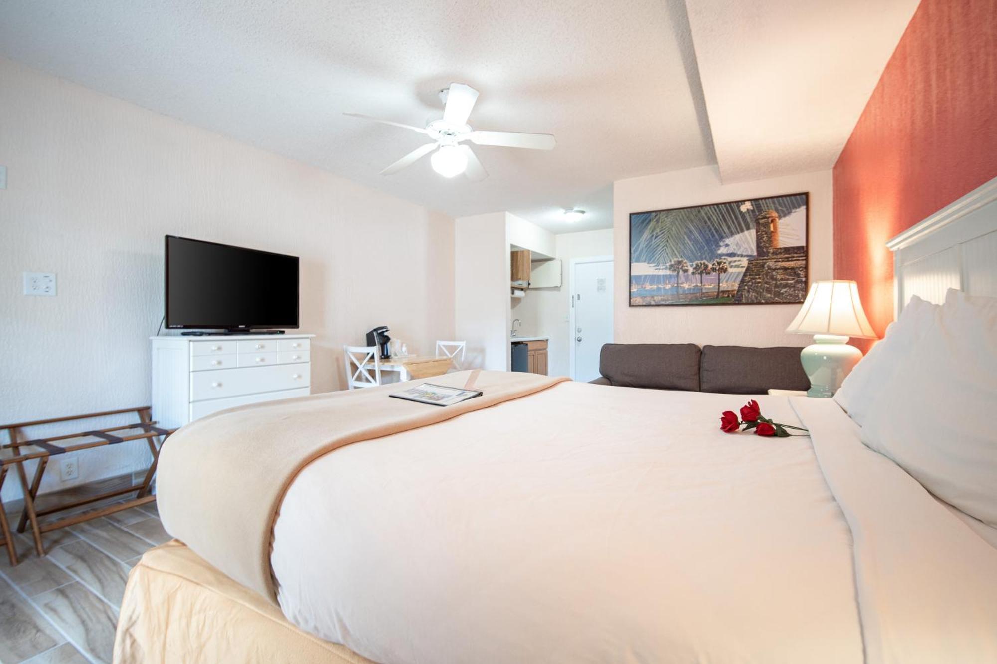 Island Sun & - Venice, Florida Historic Downtown & Getaway Motel