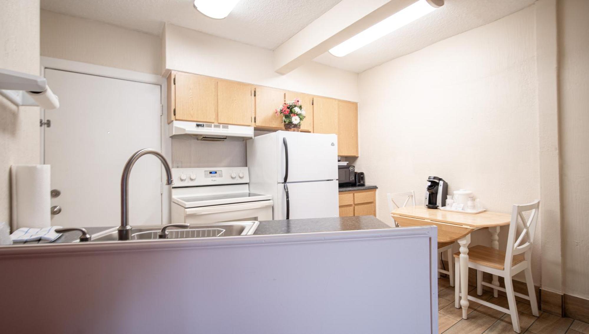 Island Sun & - Venice, Florida Historic Downtown & Getaway Motel