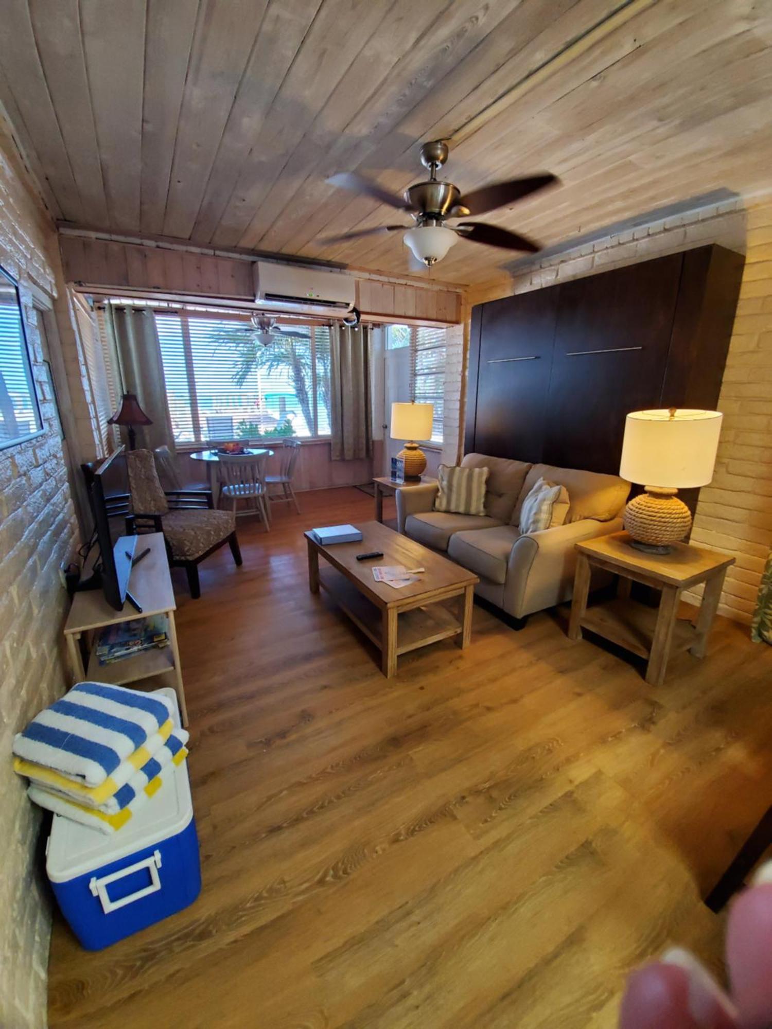 Resort Captain Pip's Marina & Hideaway