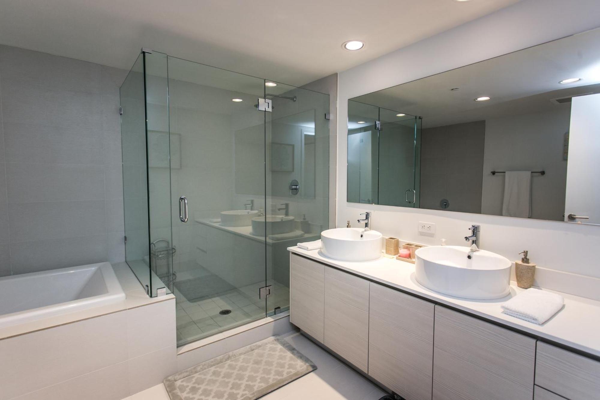 Three-bedroom Beachwalk Apartment Hallandale Beach