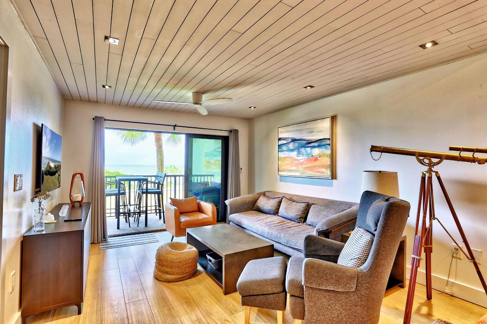 Land's End 11-203 Front - Premier St. Pete Beach