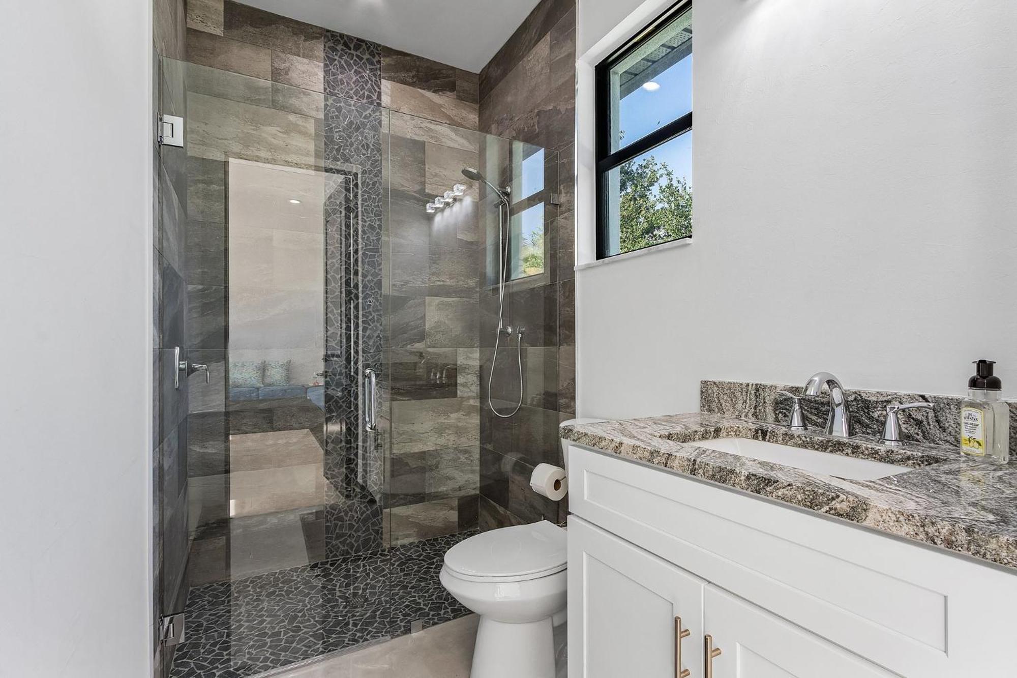Gorgeous! Heated, Saltwater Pool And Spa, Custom Outdoor Kitchen - Still Waters - Roelens Cape Coral