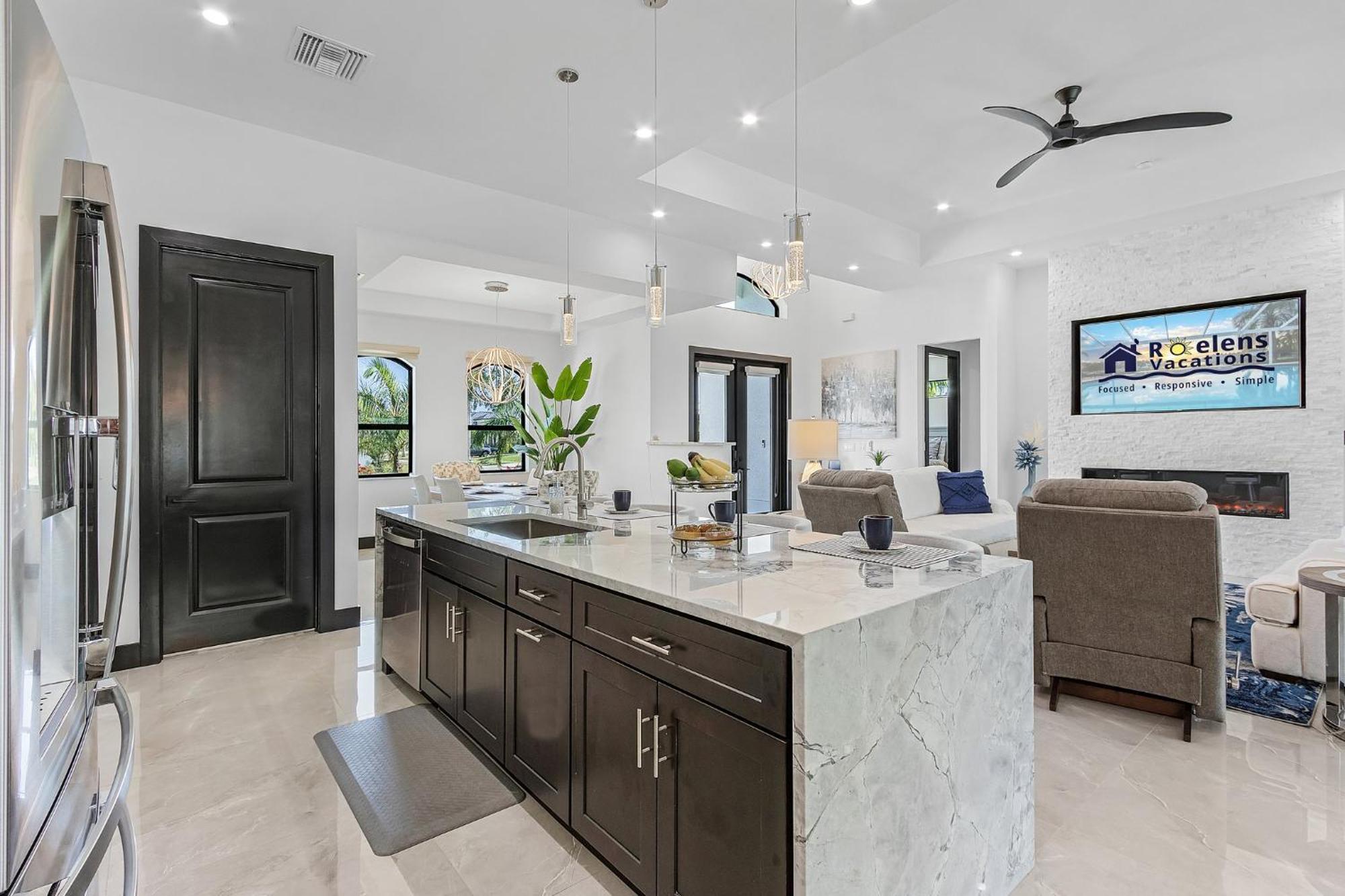 Gorgeous! Heated, Saltwater Pool And Spa, Custom Outdoor Kitchen - Still Waters - Roelens Holiday home Cape Coral