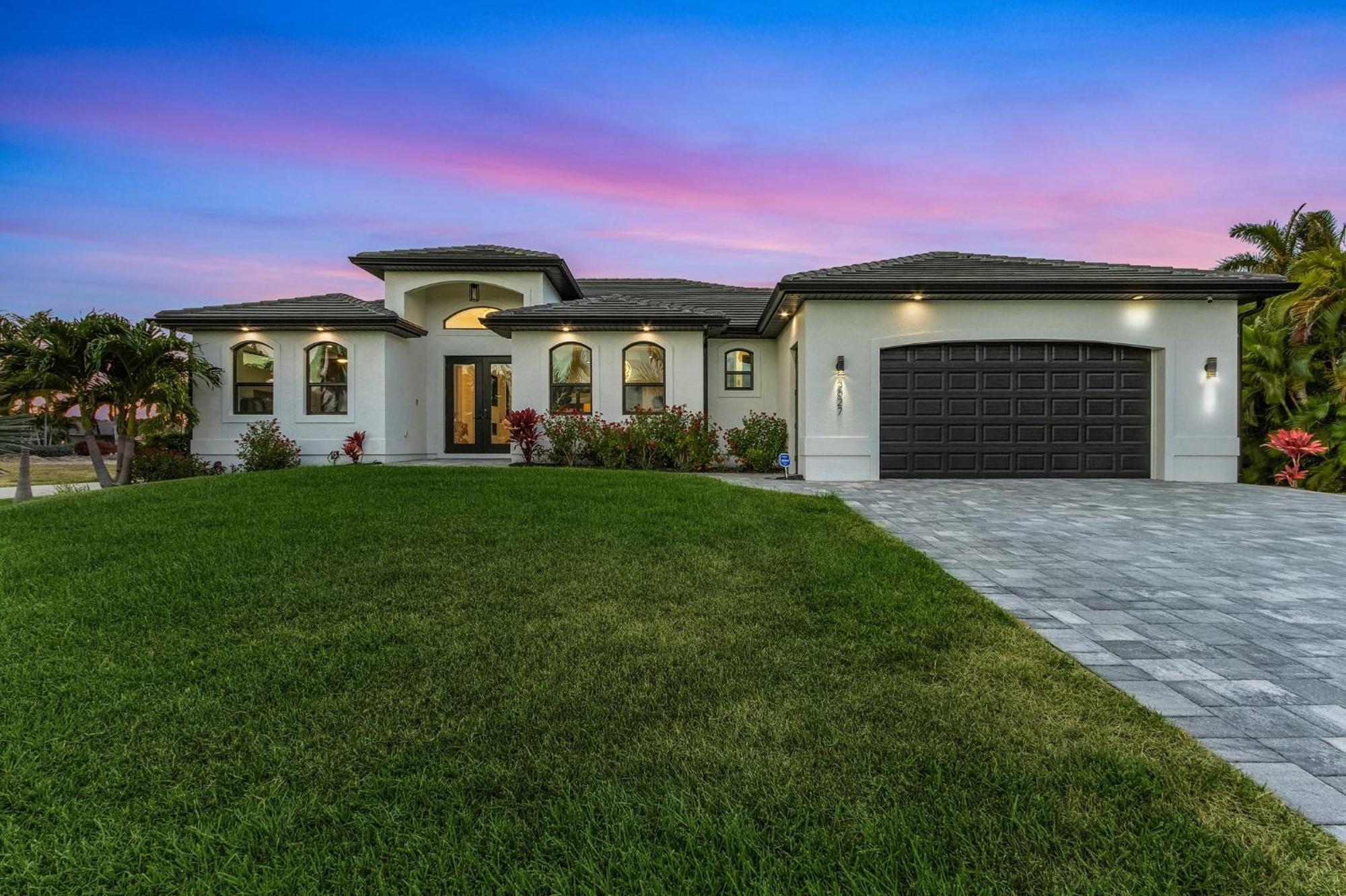Holiday home Gorgeous! Heated, Saltwater Pool And Spa, Custom Outdoor Kitchen - Still Waters - Roelens Cape Coral