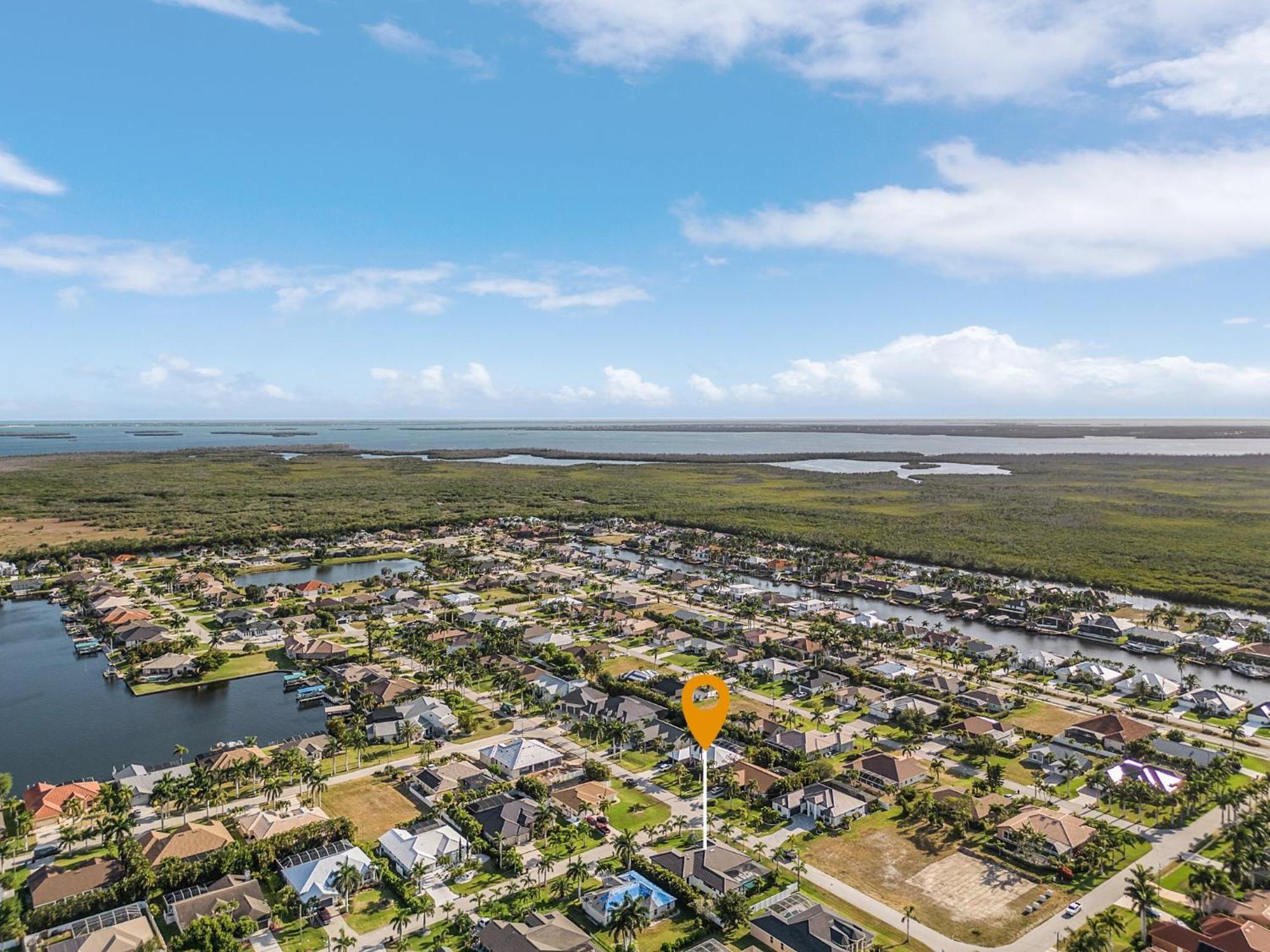 Holiday home Gorgeous! Heated, Saltwater Pool And Spa, Custom Outdoor Kitchen - Still Waters - Roelens Cape Coral