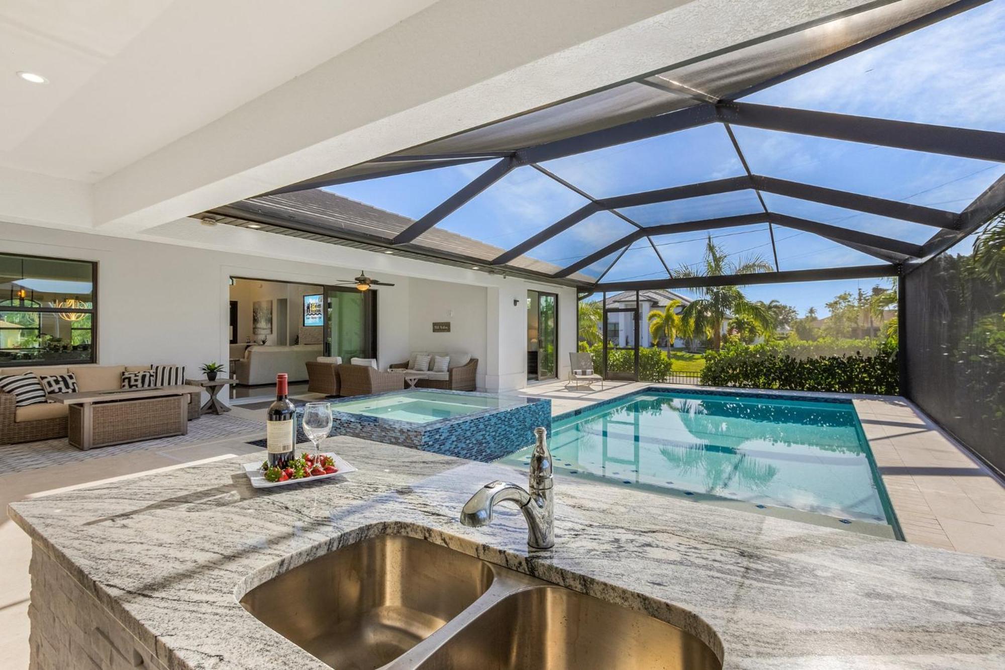 Gorgeous! Heated, Saltwater Pool And Spa, Custom Outdoor Kitchen - Still Waters - Roelens Holiday home Cape Coral