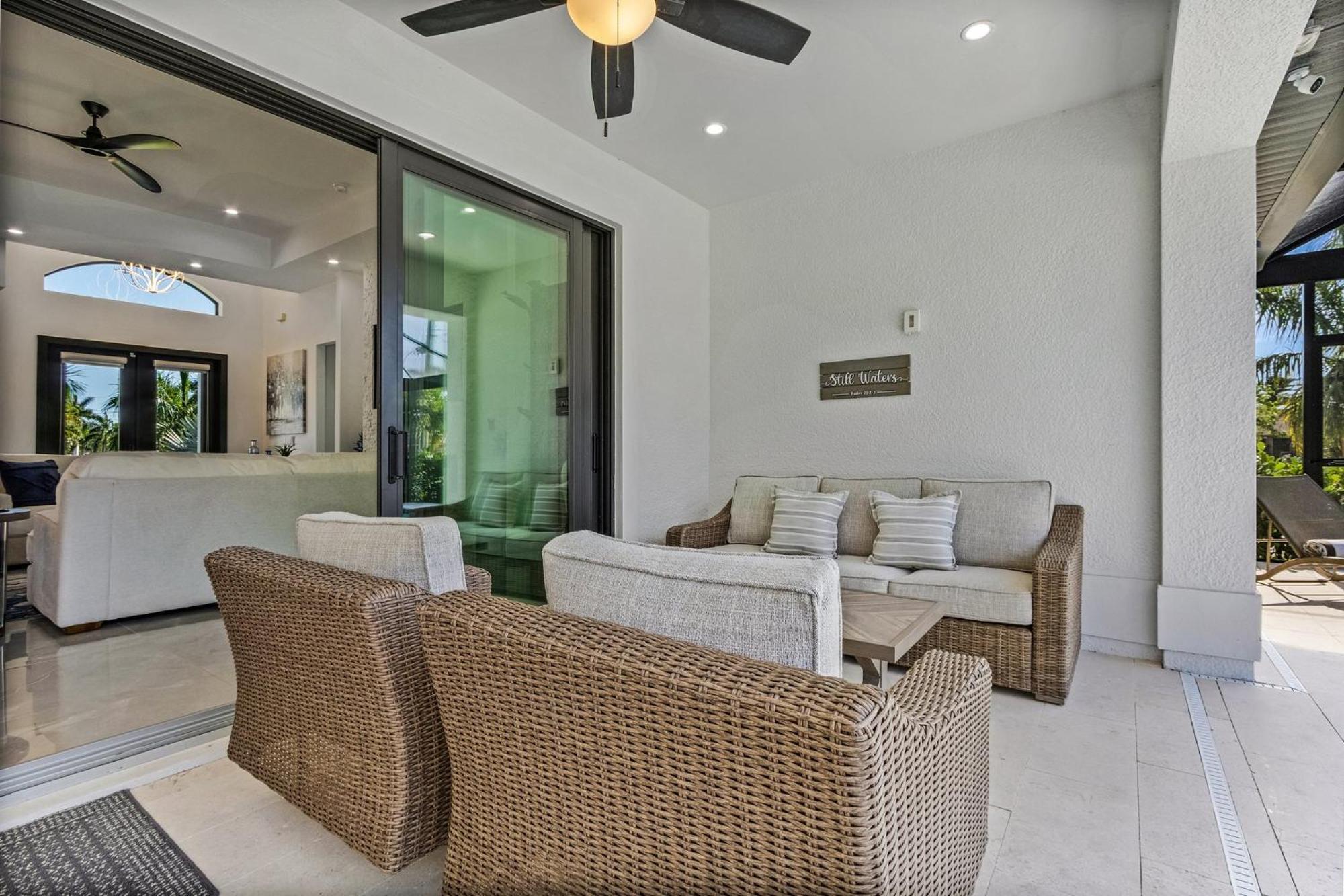 Gorgeous! Heated, Saltwater Pool And Spa, Custom Outdoor Kitchen - Still Waters - Roelens Holiday home Cape Coral