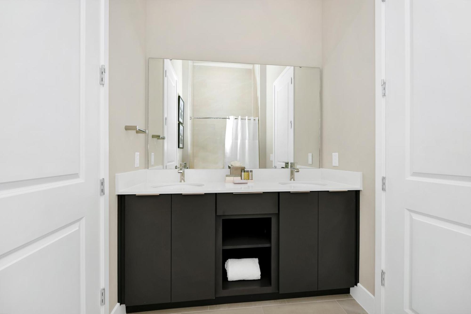 Apartment Spacious Modern With Pool Table, Rooftop Terrace And Large Loft Reunion Water Park Access Near At Spectrum Orlando By Rentyl B34-246