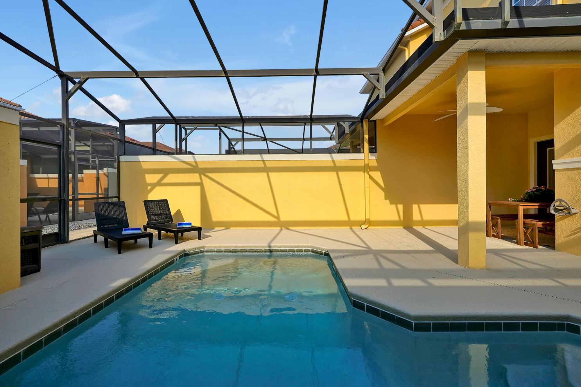 Stylish & Cozy Retreat Prime Location Fully Equipped *