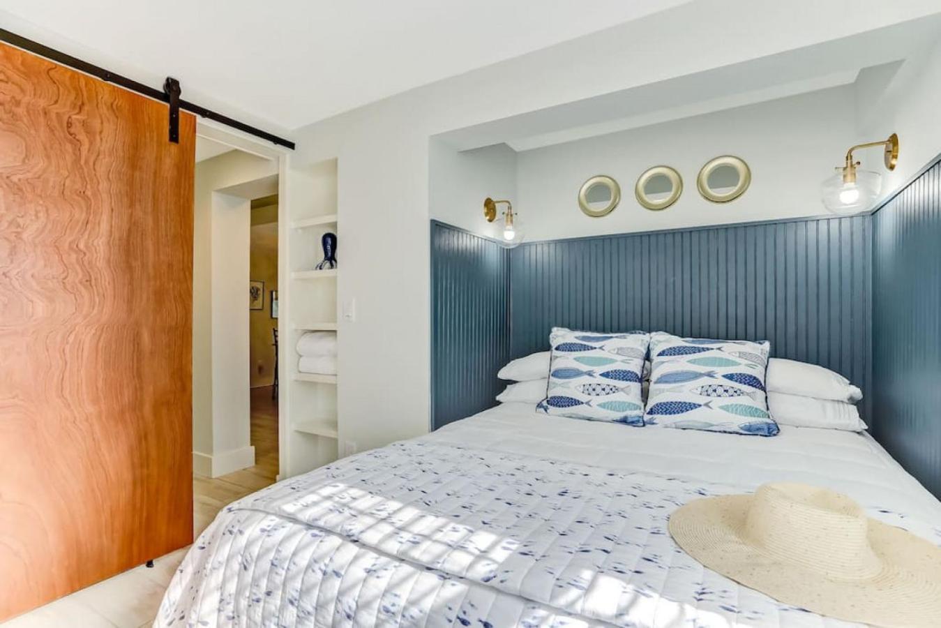 The Reef - Cozy Hideaway - Private Patio - Located Steps From The