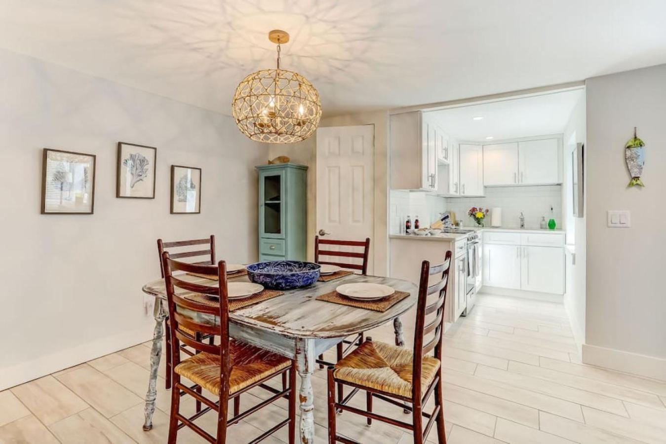 The Reef - Cozy Hideaway - Private Patio - Located Steps From The