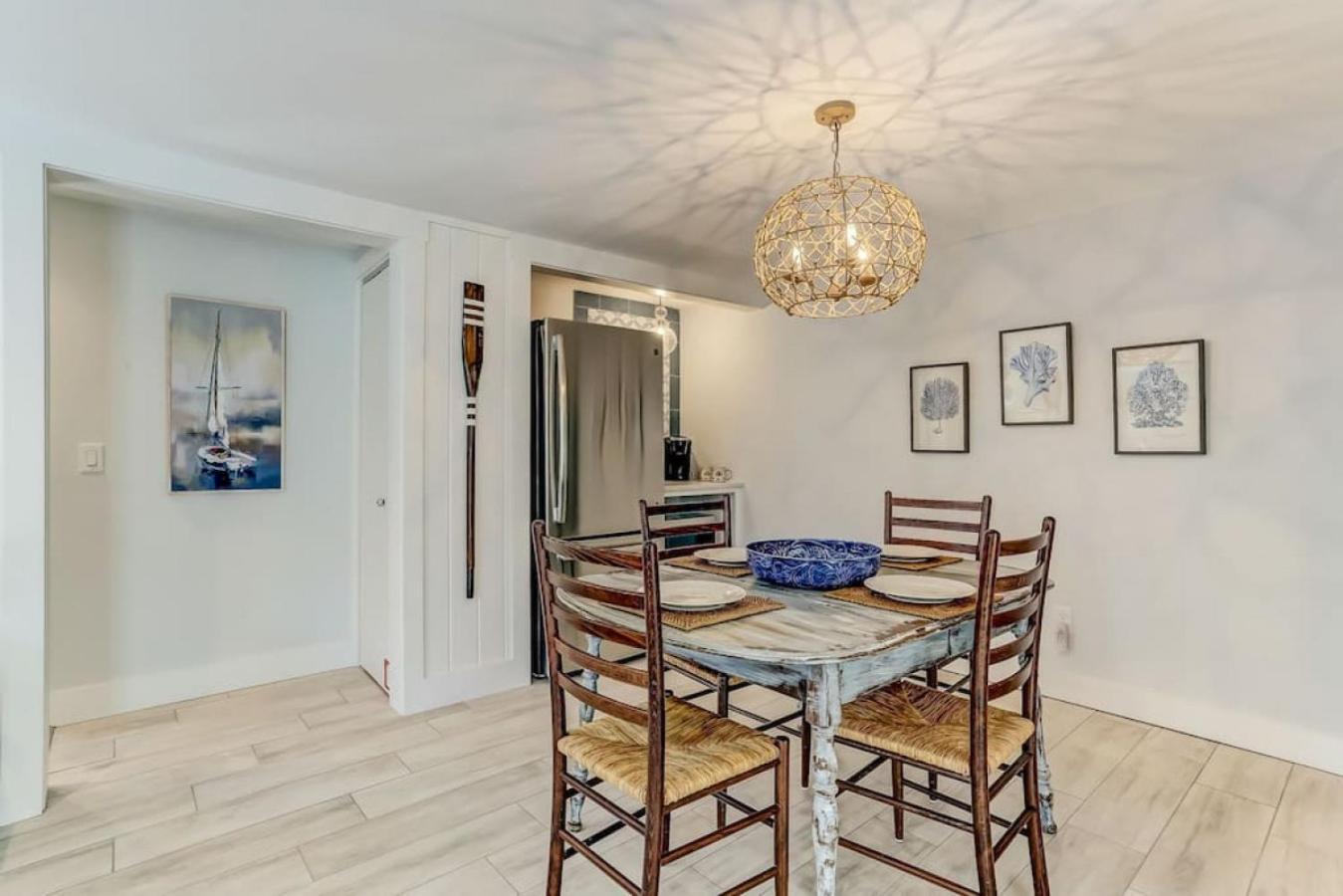 The Reef - Cozy Hideaway - Private Patio - Located Steps From The Holiday home