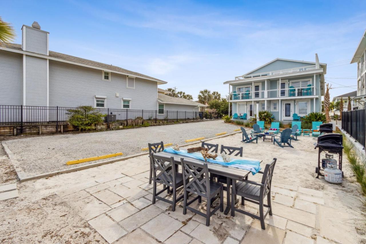The Reef - Cozy Hideaway - Private Patio - Located Steps From The Holiday home