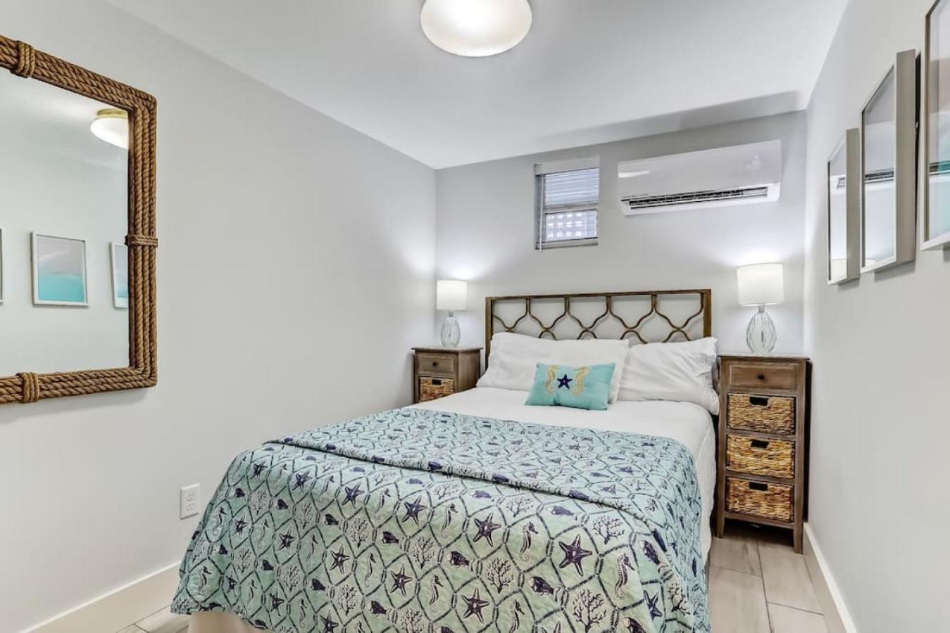 The Reef - Cozy Hideaway - Private Patio - Located Steps From The
