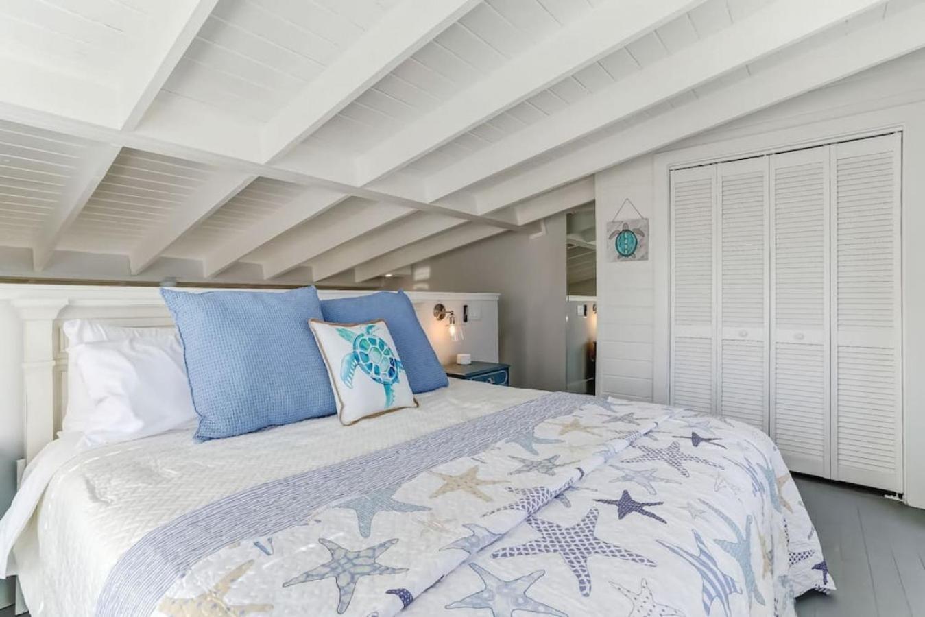 Turtle Loft - Charming Oceanfront Loft - Multiple Decks - Private Access *