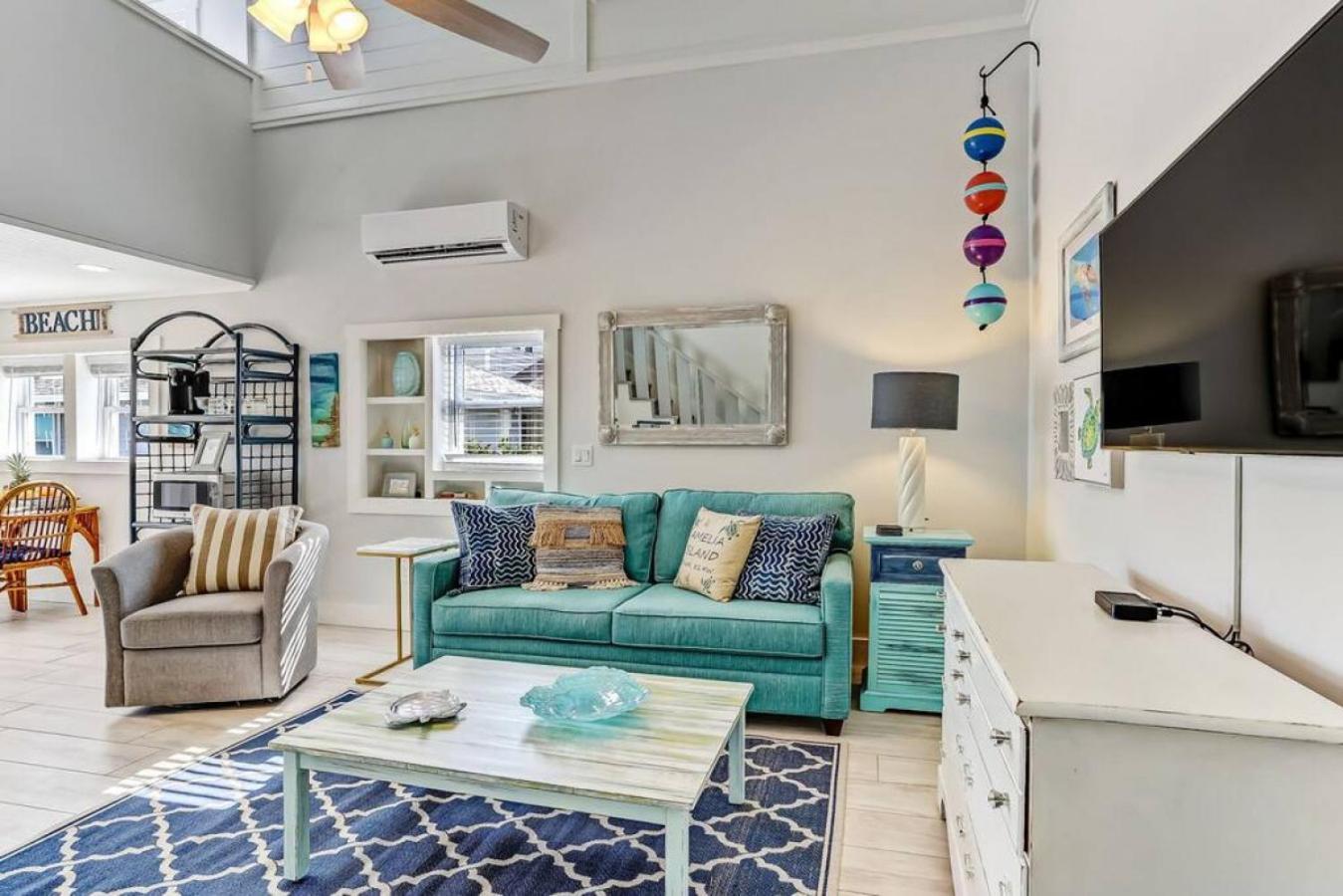 Turtle Loft - Charming Oceanfront Loft - Multiple Decks - Private Access Apartment *