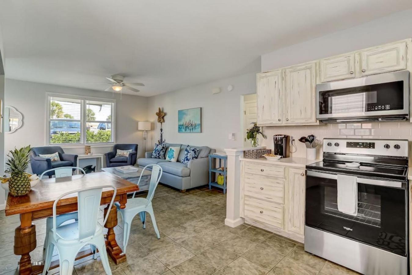 Holiday home South Down - Patio - Pool - Located Across Street From
