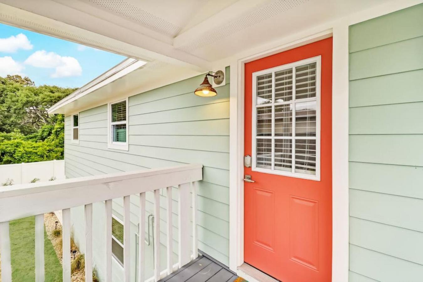 Tropical Up - 3 Bedrooms - Across Street From - Deck *