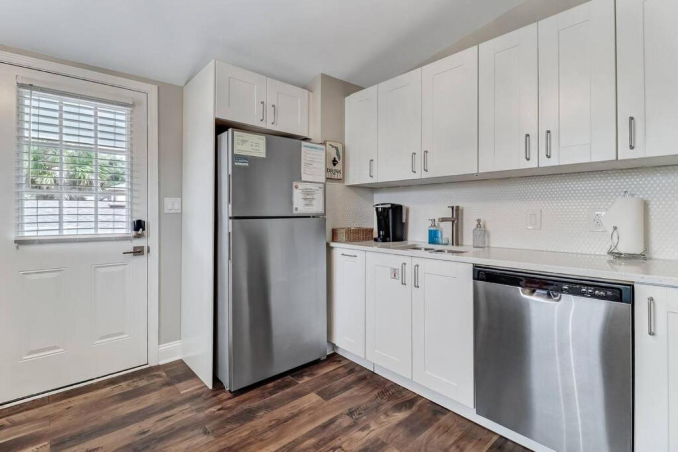Tropical Up - 3 Bedrooms - Across Street From - Deck Holiday home *