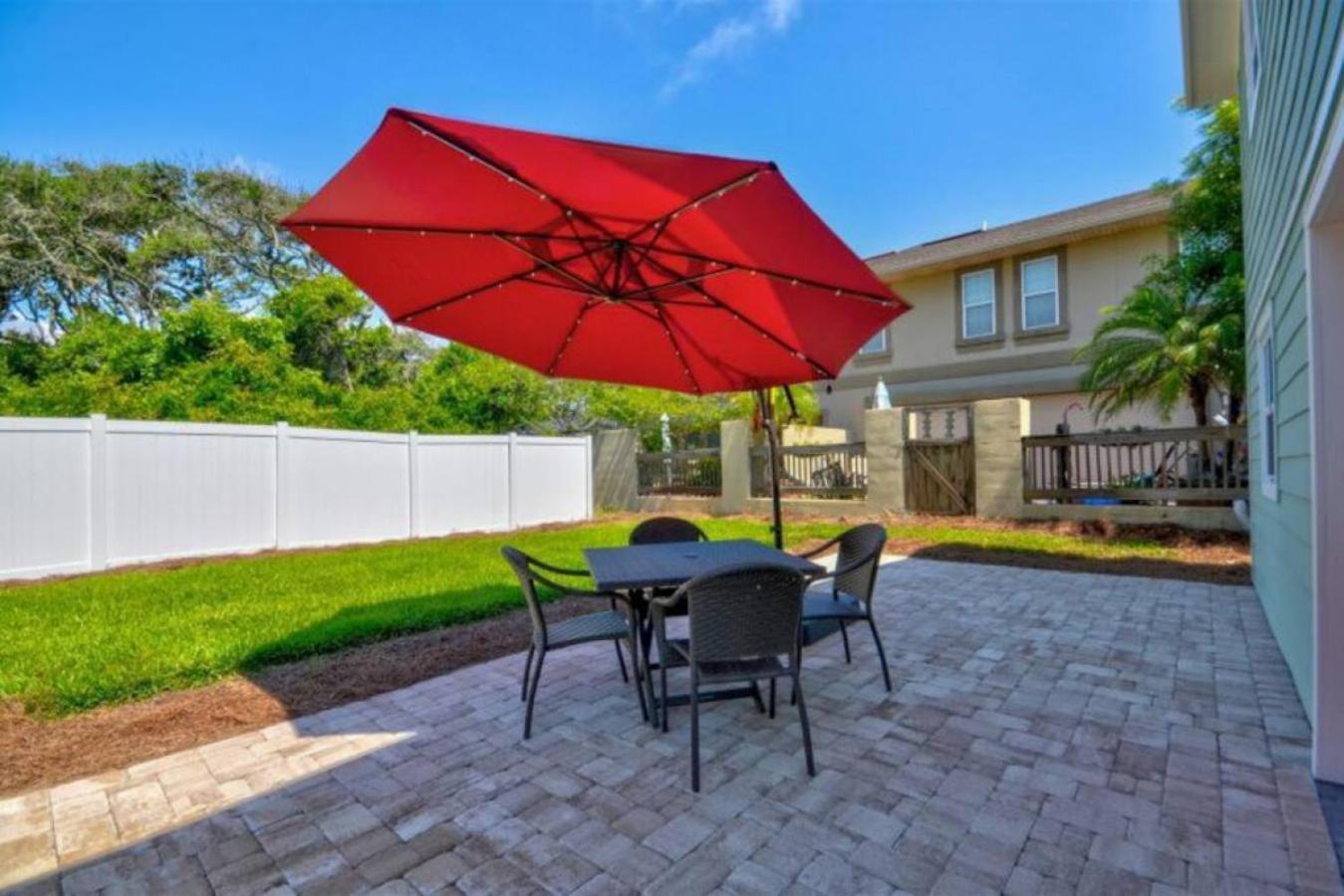 Tropical Up - 3 Bedrooms - Across Street From - Deck Holiday home *