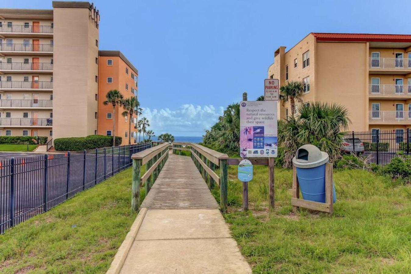 Tropical Up - 3 Bedrooms - Across Street From - Deck *