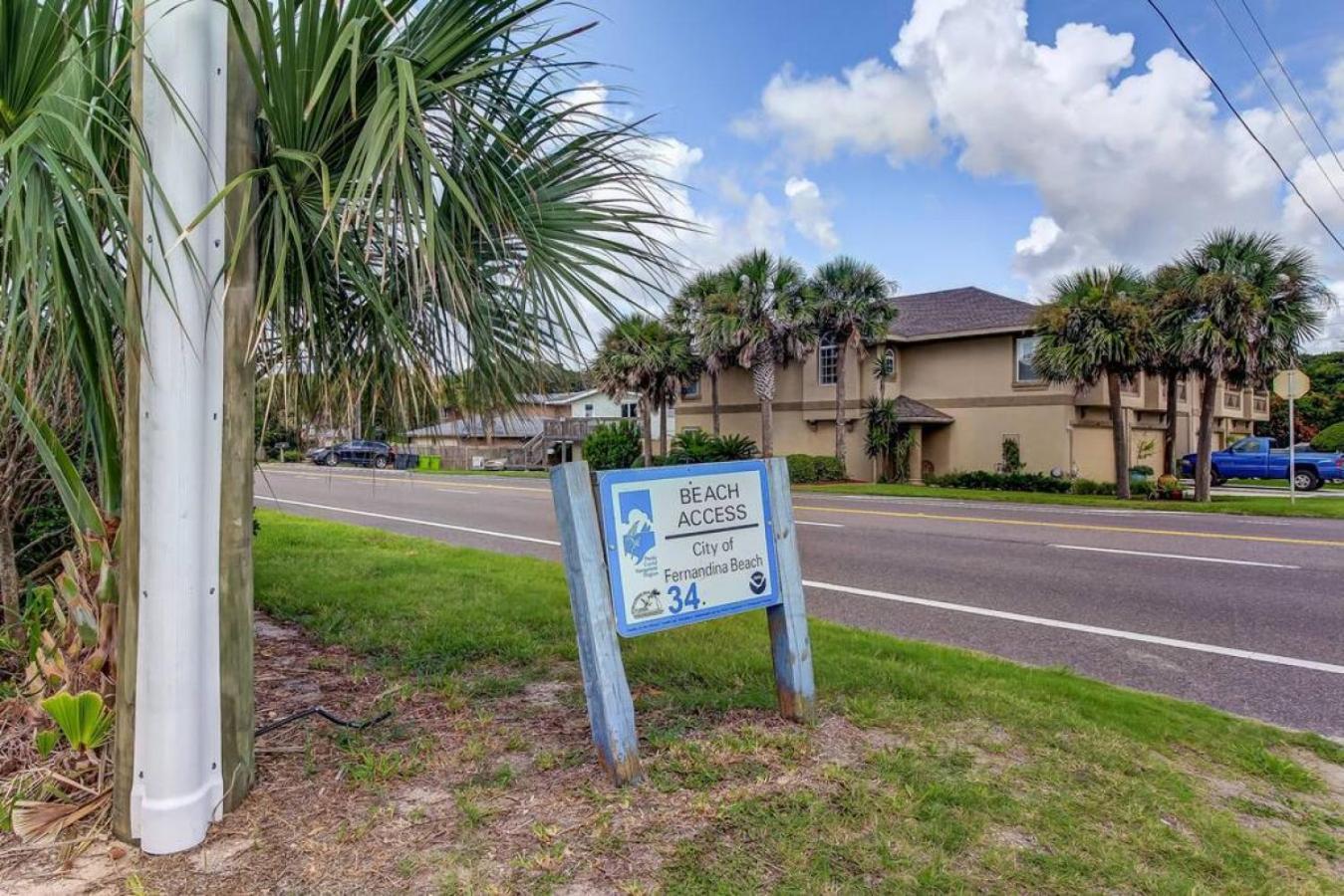 Tropical Up - 3 Bedrooms - Across Street From - Deck *