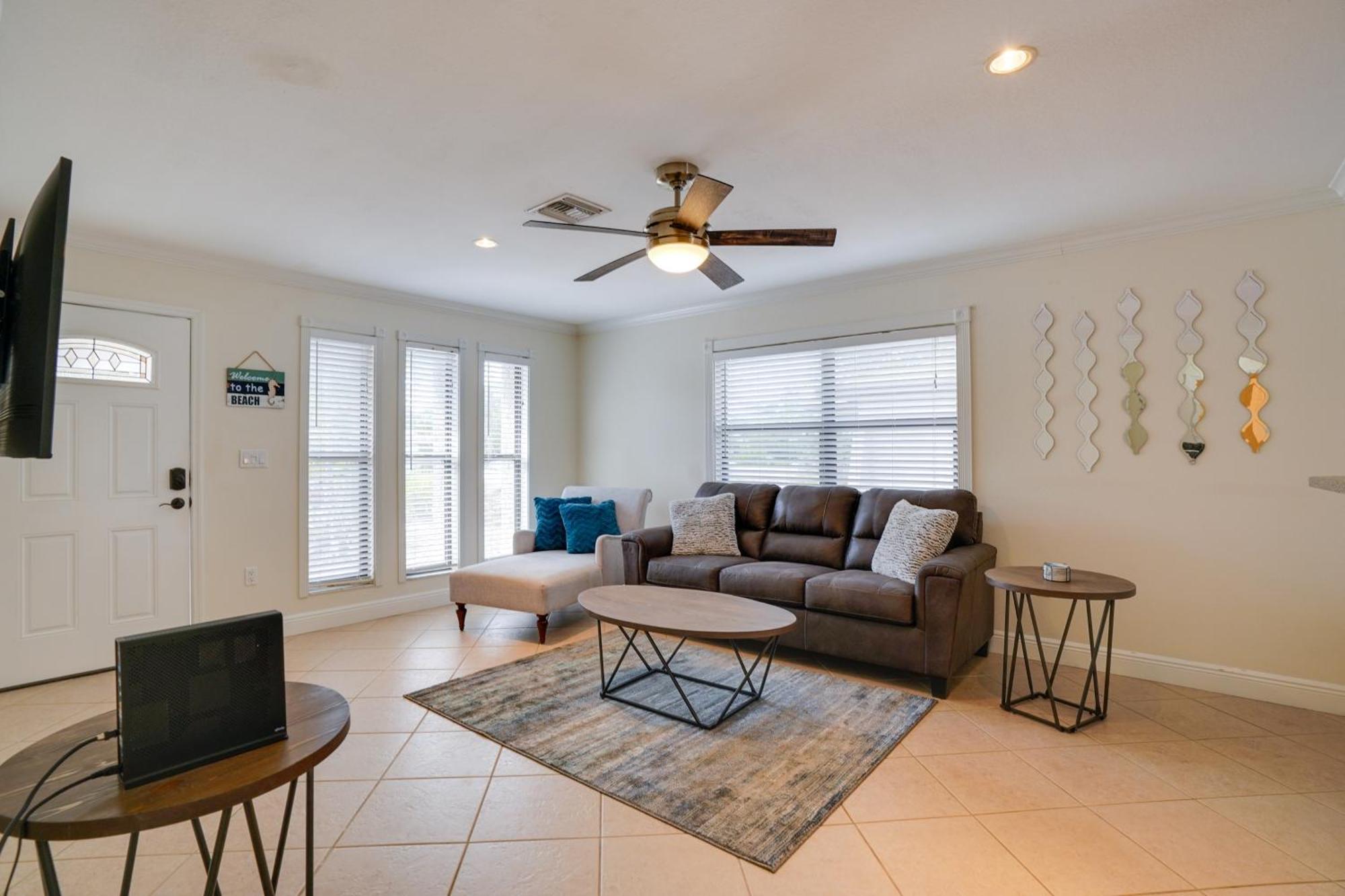 Townhome Near Beach! Holiday home