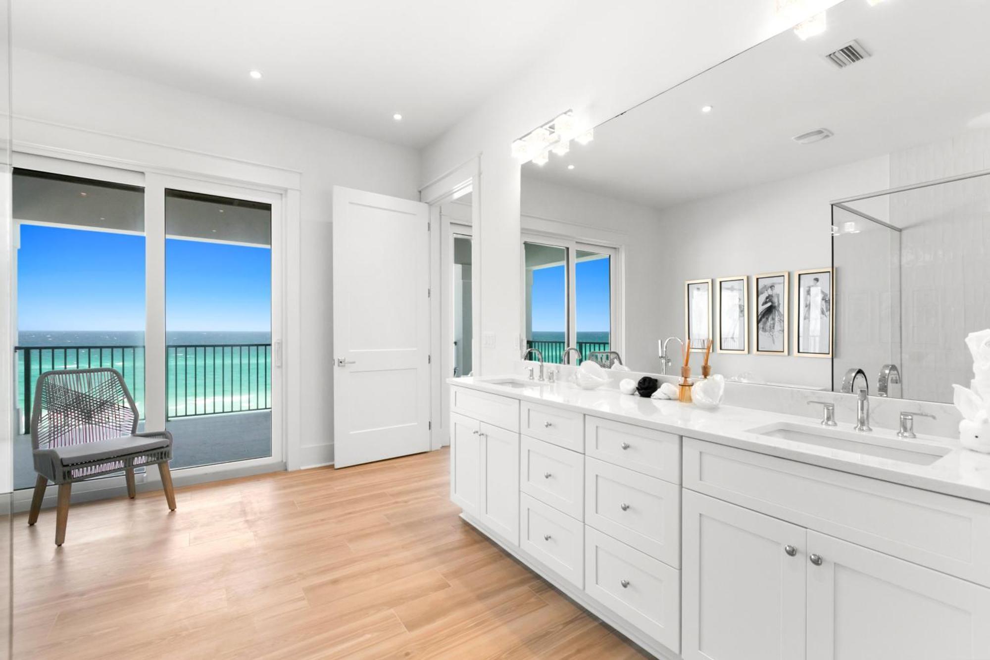 Holiday home Queen Of Crystal Shores Luxury Beachfront Retreat