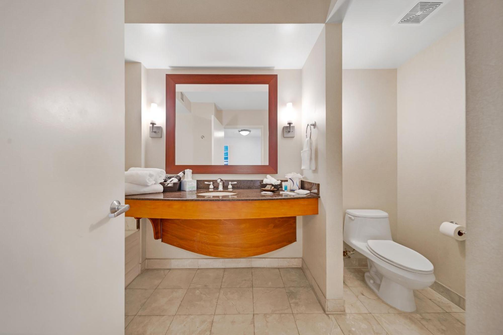 Prime Location - Luxurious Unit Within Exclusive Luxury Apartment Sunny Isles Beach