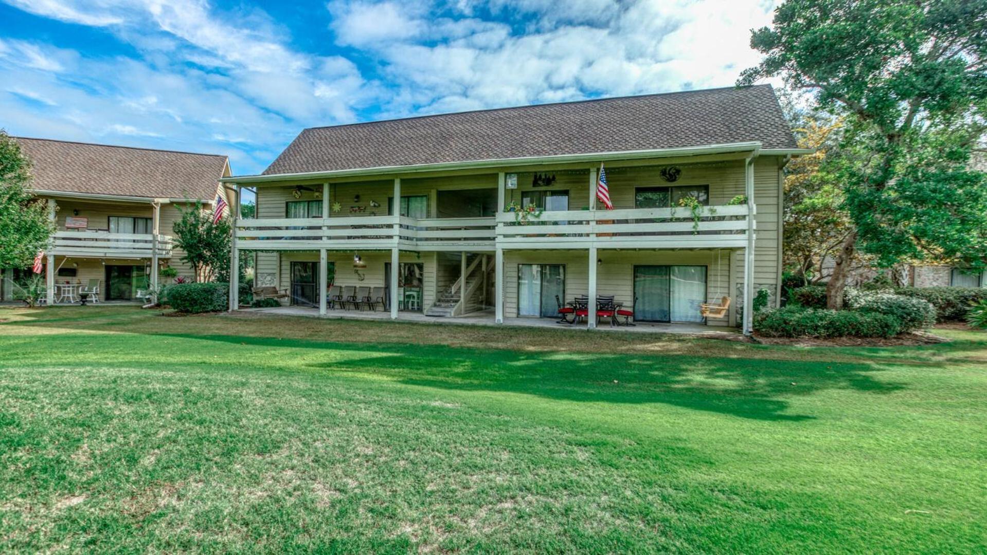Cozy Renovated Ground Floor Unit - Golf - On The Golf Course