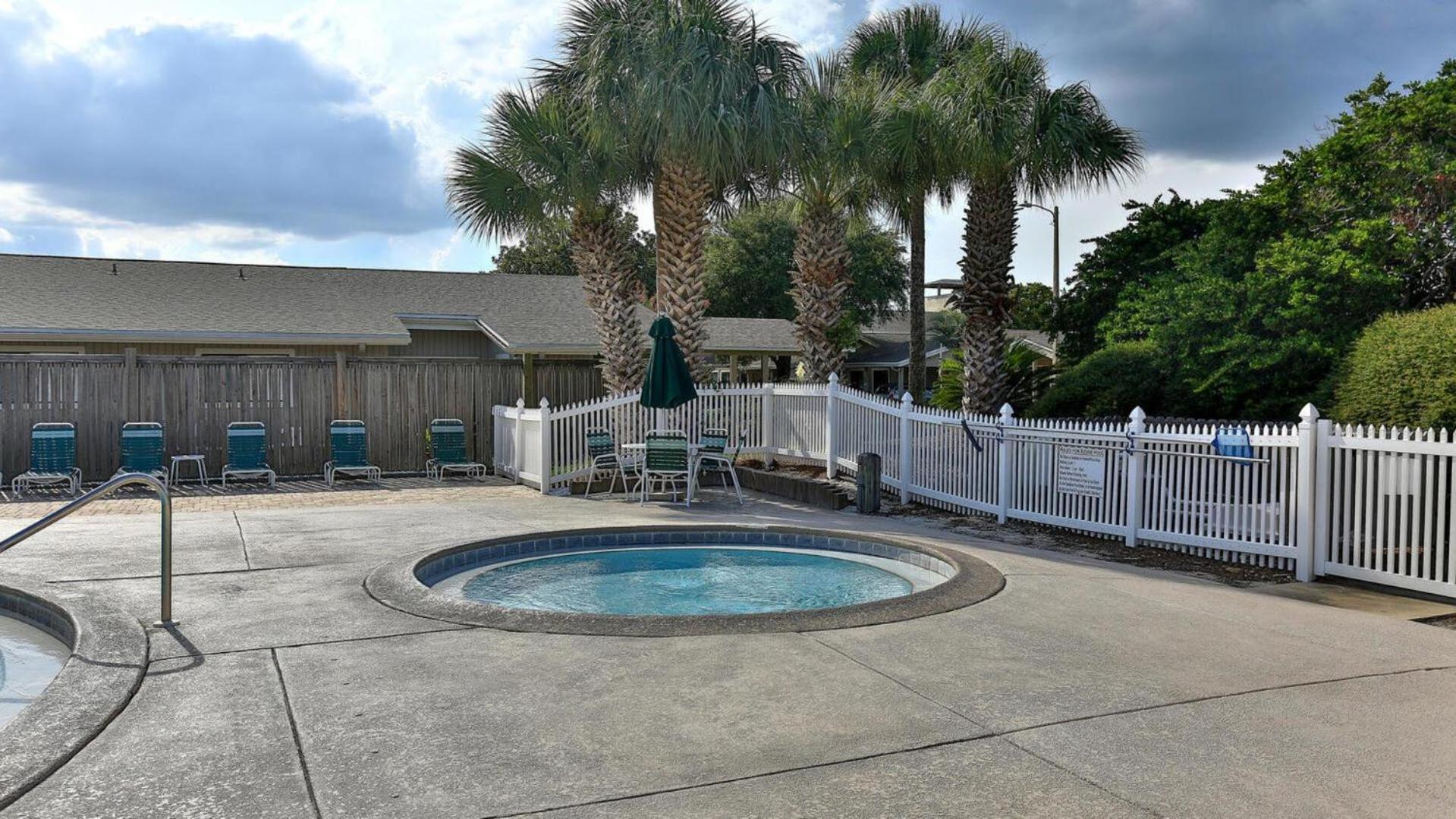 Cozy Renovated Ground Floor Unit - Golf - On The Golf Course