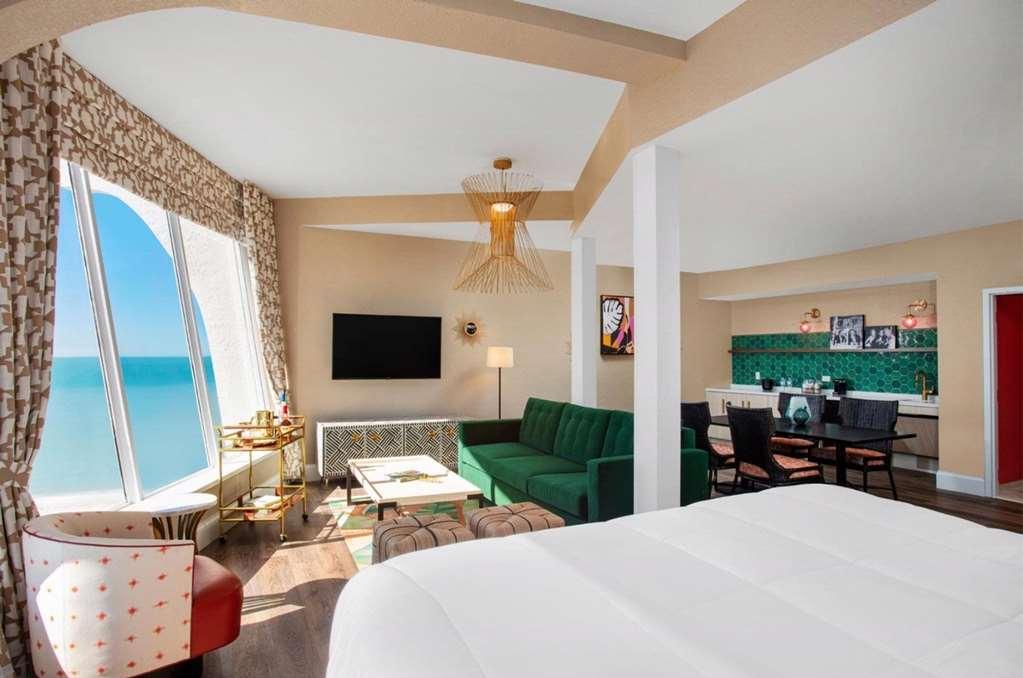 Bellwether Hotel *