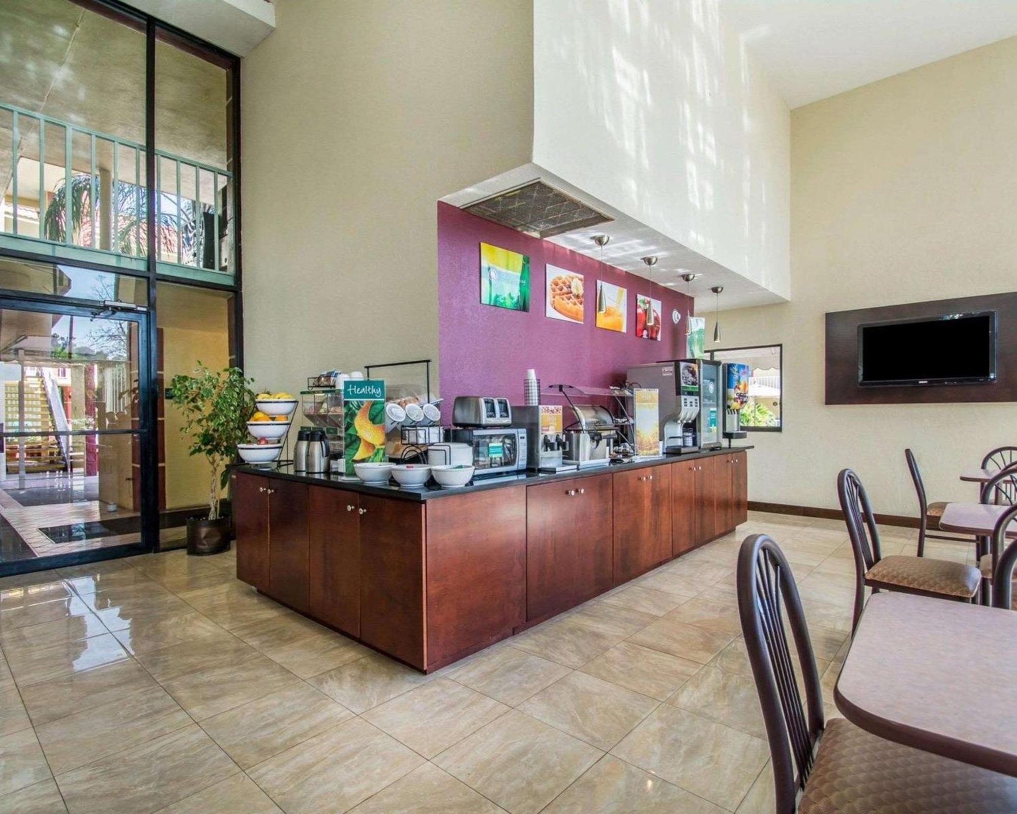 Quality & At Tropicana Field Hotel 2*