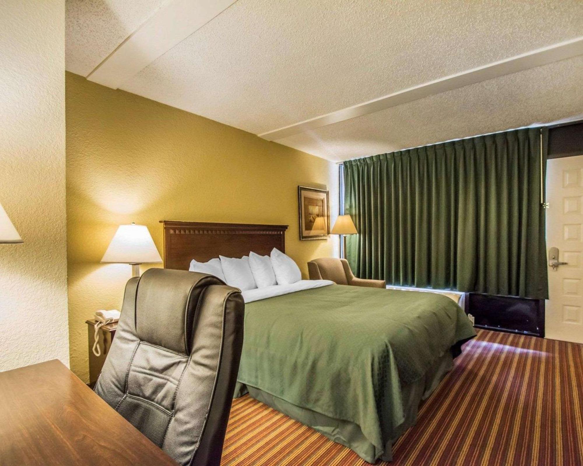 Hotel Quality & At Tropicana Field 2*