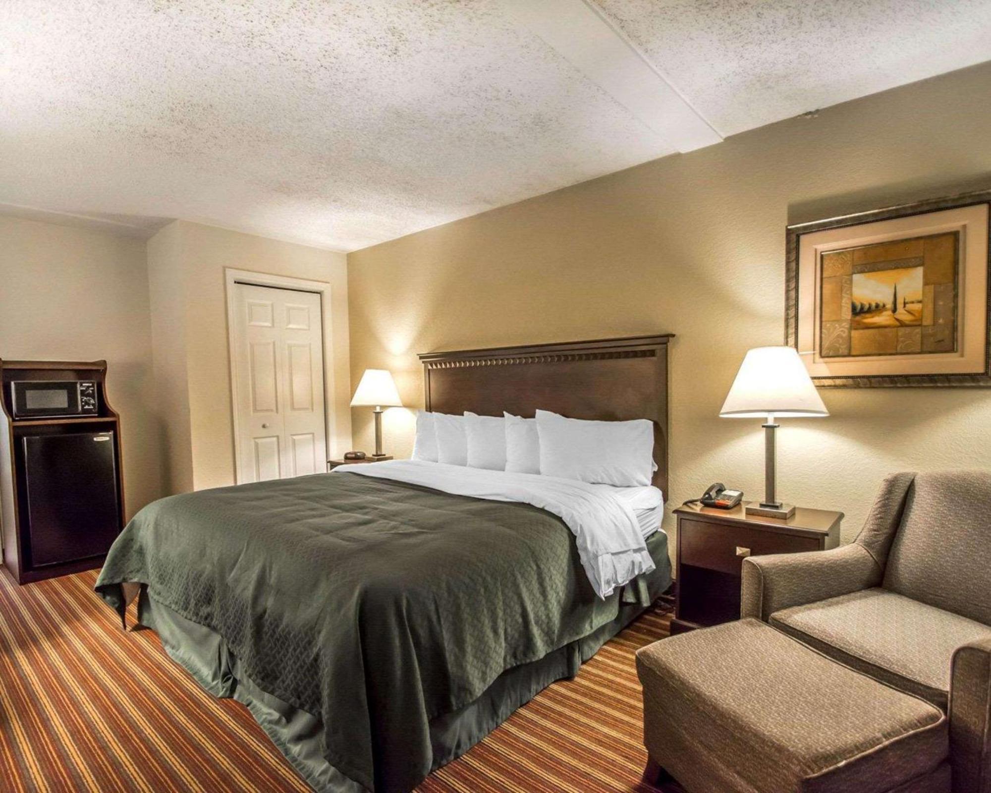 Quality & At Tropicana Field Hotel 2*