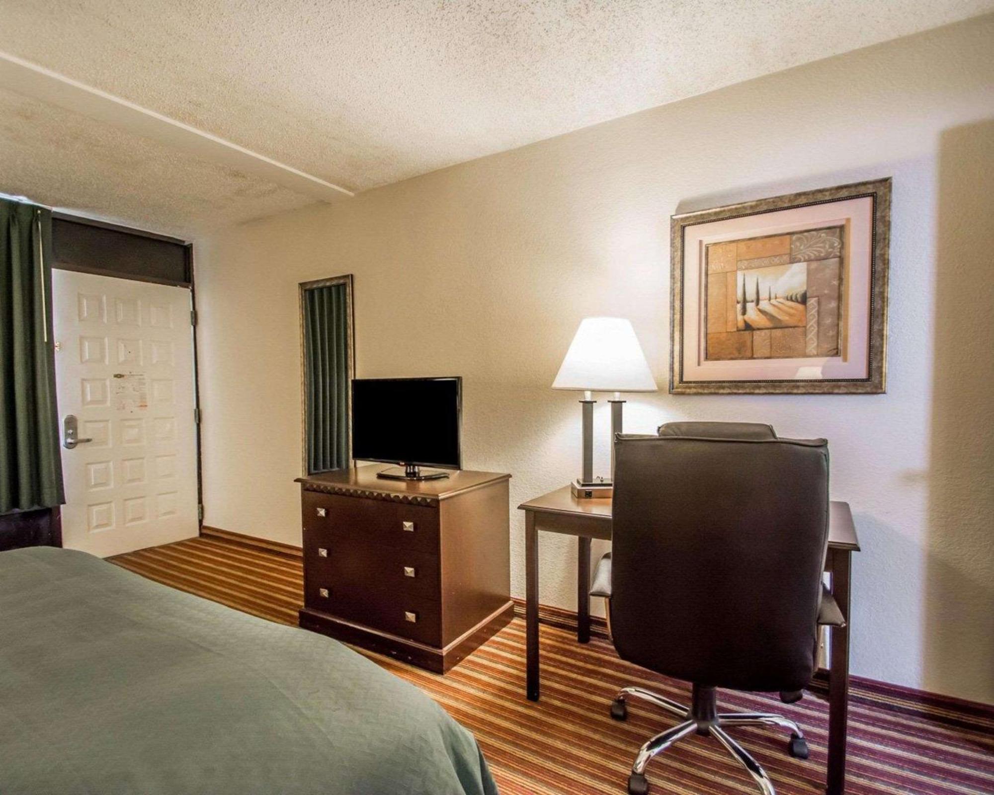 Hotel Quality & At Tropicana Field 2*