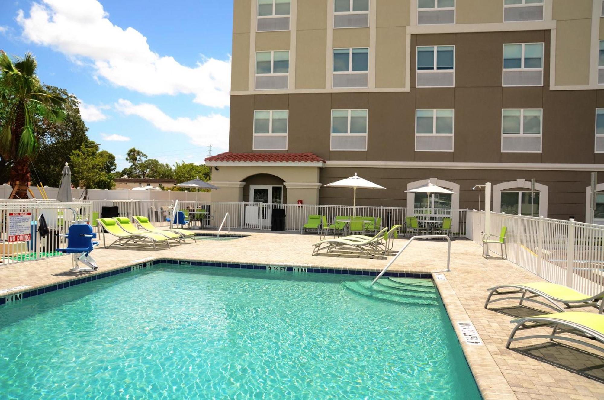 Holiday Inn Express & Suites - St. Petersburg - Madeira Beach By Ihg Hotel St. Petersburg