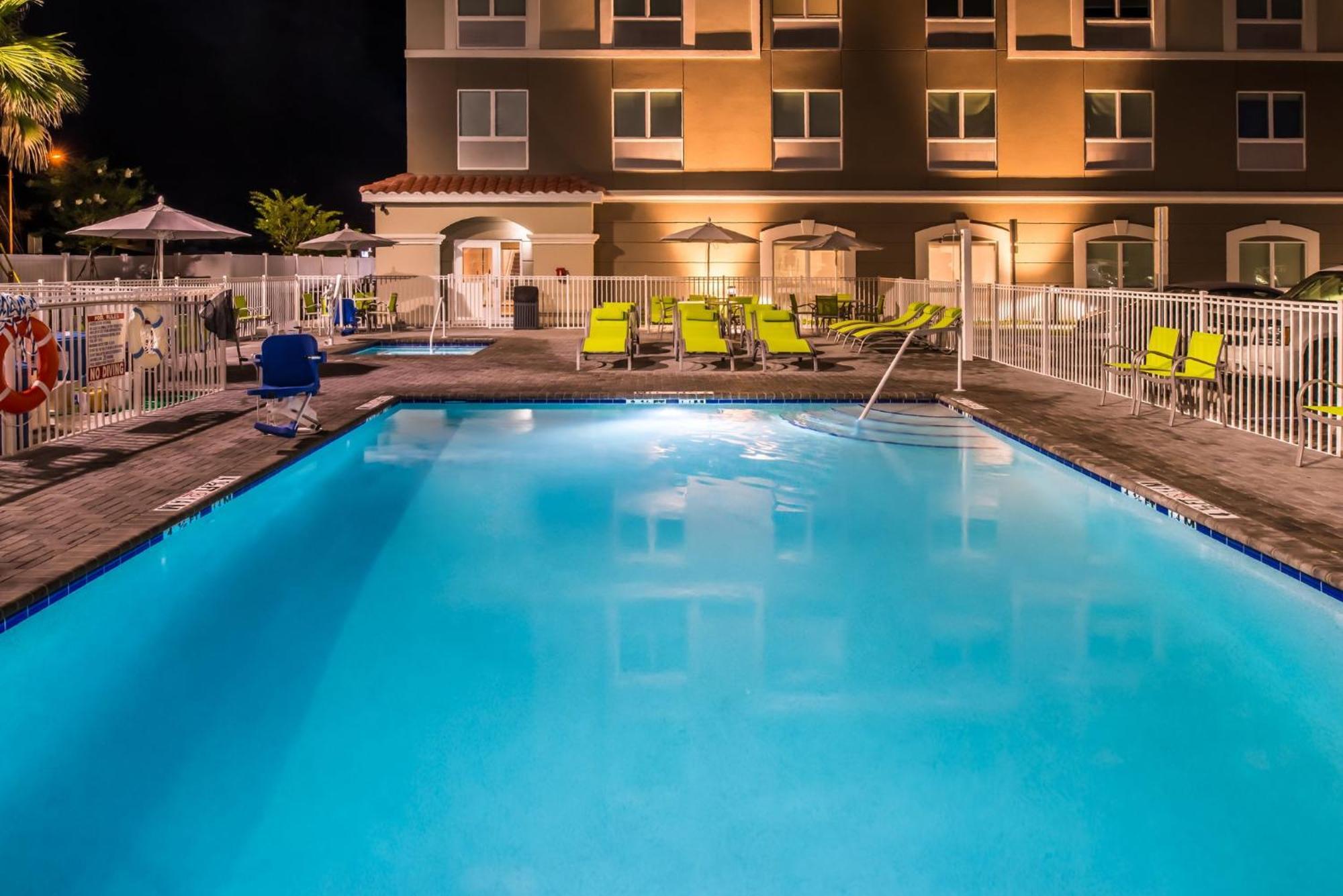 Holiday Inn Express & Suites - St. Petersburg - Madeira Beach By Ihg Hotel