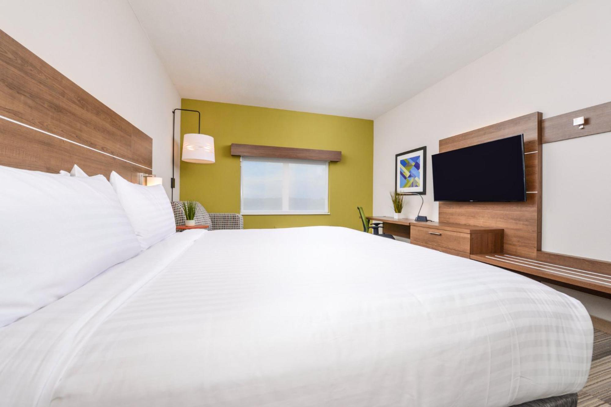 Holiday Inn Express & Suites - St. Petersburg - Madeira Beach By Ihg