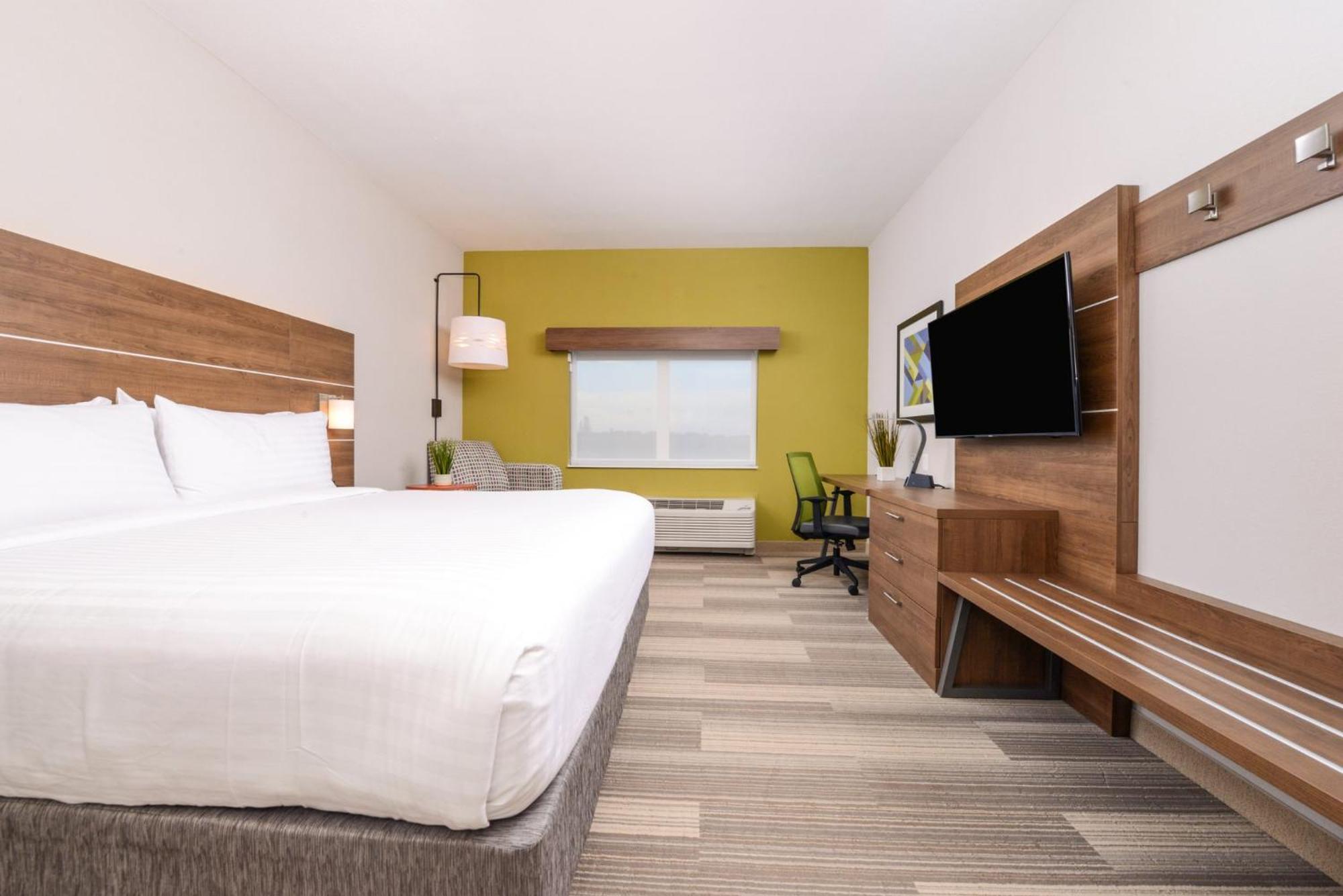Holiday Inn Express & Suites - St. Petersburg - Madeira Beach By Ihg