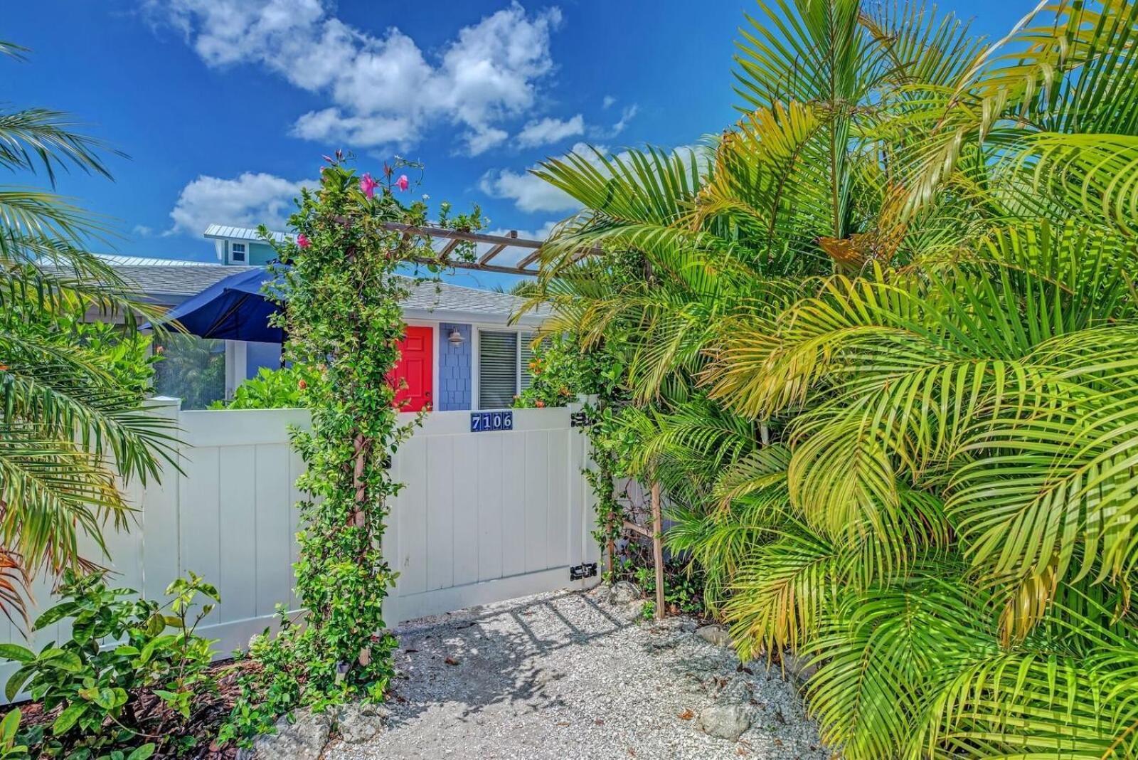 Salt Air East By Retreats Holiday home Holmes Beach