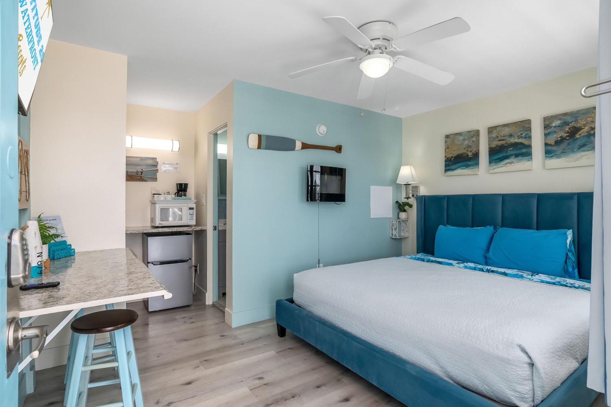 Latitude 26 Waterfront Boutique - Myers