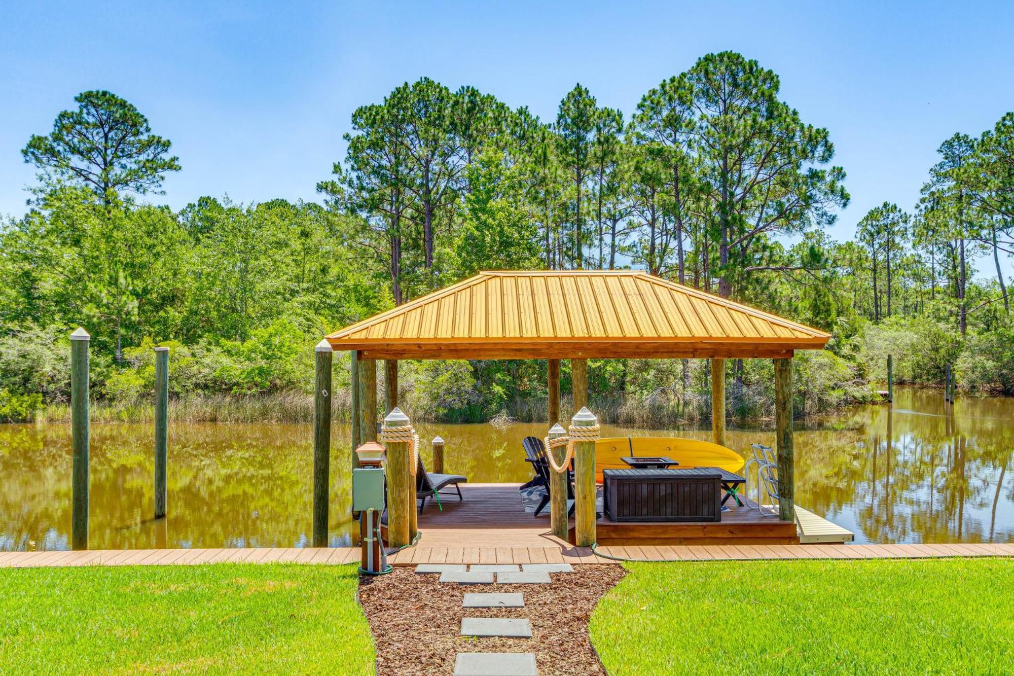 Waterfront Florida Vacation With Boat Dock Holiday home Milton