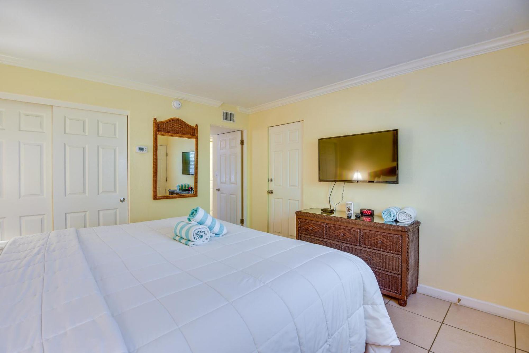 Sunlit Escape With Private Apartment *