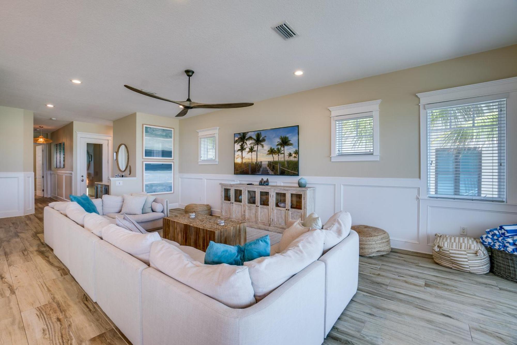 Paradise Beach, 8 Bed, 6,5 Bath, Beachfront & Pet Friendly! * Bradenton Beach