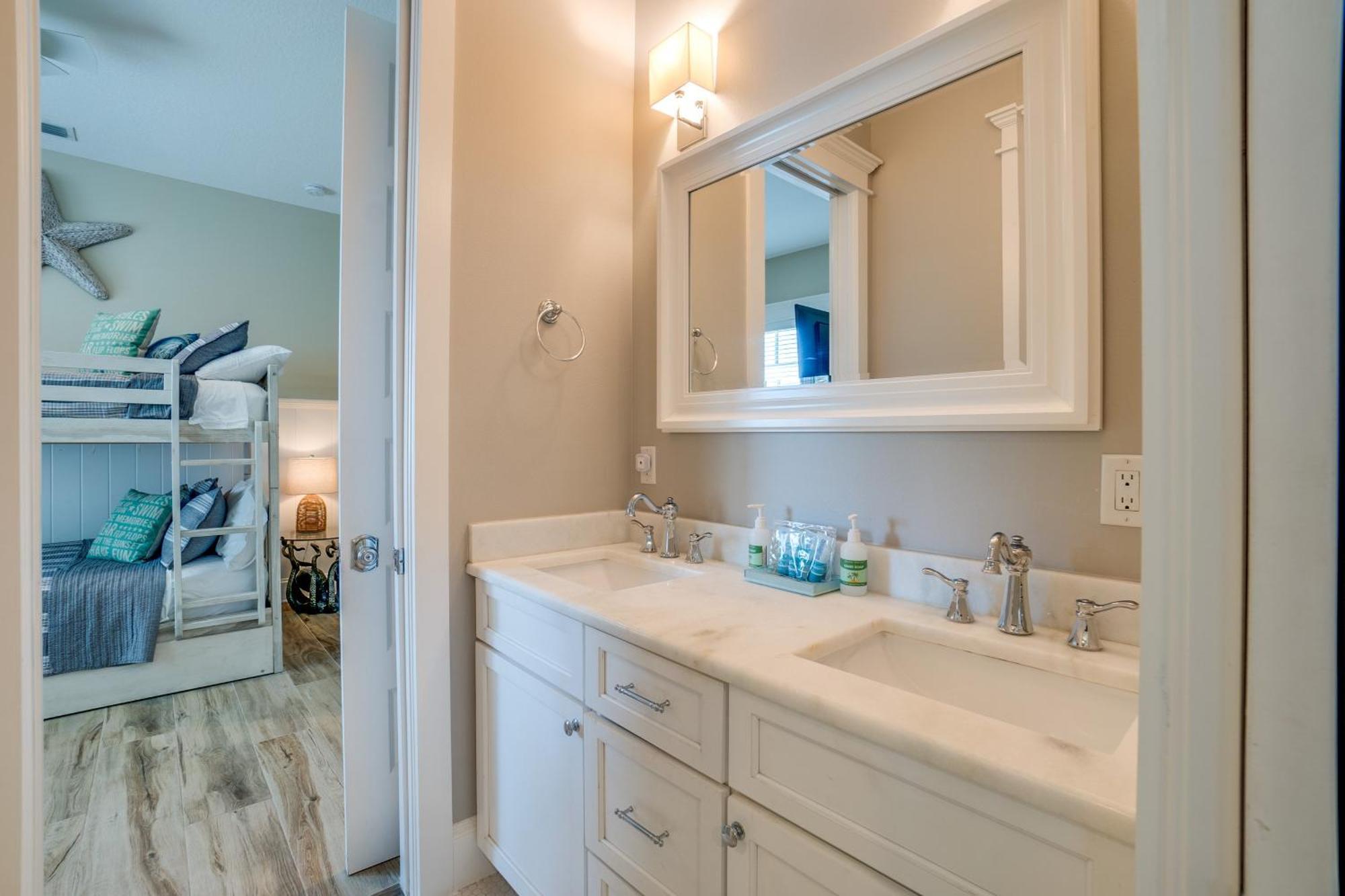 Paradise Beach, 8 Bed, 6,5 Bath, Beachfront & Pet Friendly! Holiday home Bradenton Beach