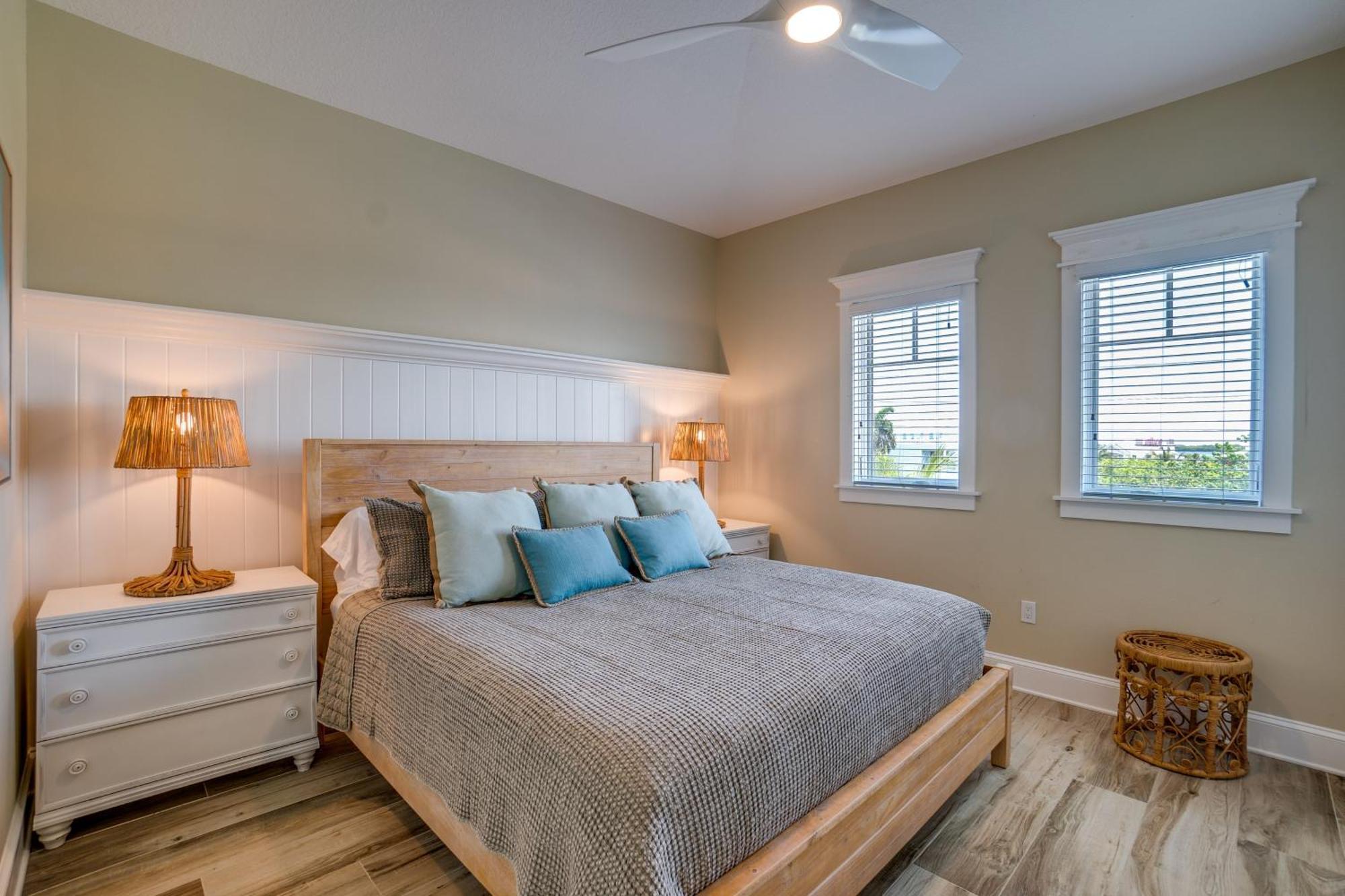 Paradise Beach, 8 Bed, 6,5 Bath, Beachfront & Pet Friendly! * Bradenton Beach