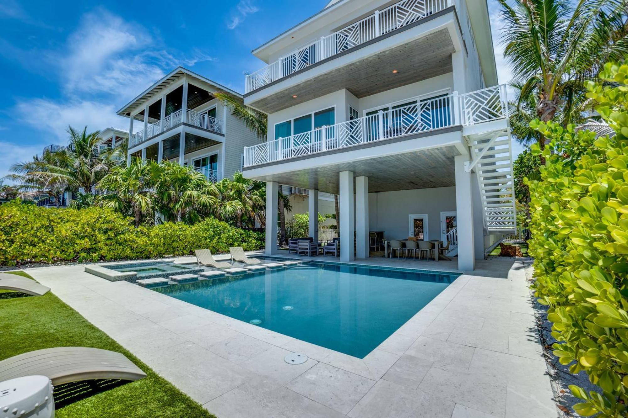 Paradise Beach, 8 Bed, 6,5 Bath, Beachfront & Pet Friendly!