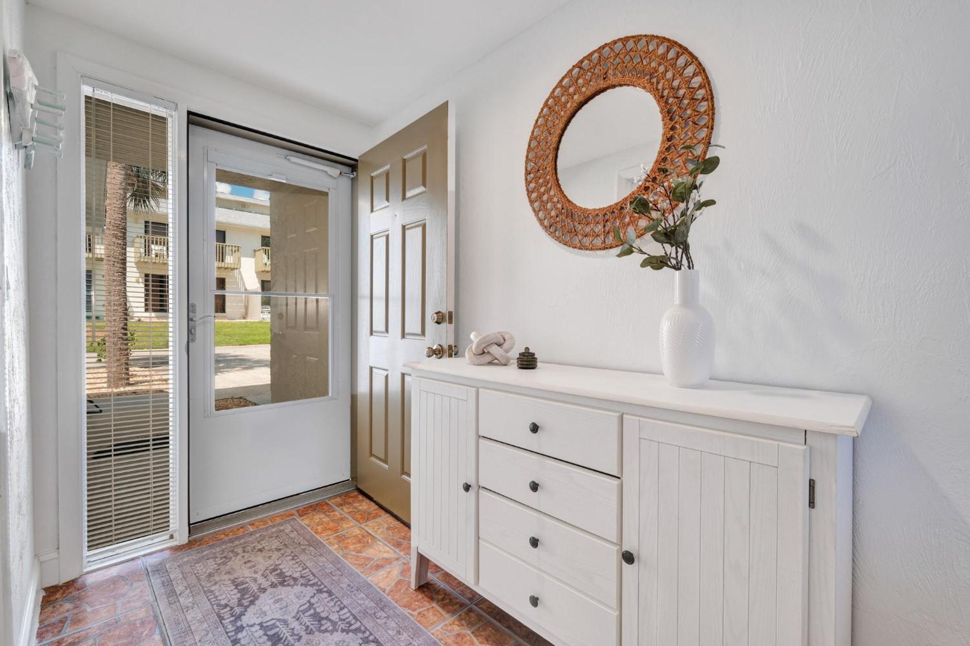 Oceanside Village Townhouse No Drive New Smyrna Beach, Private Ground Floor Patio W Grill * New Smyrna Beach