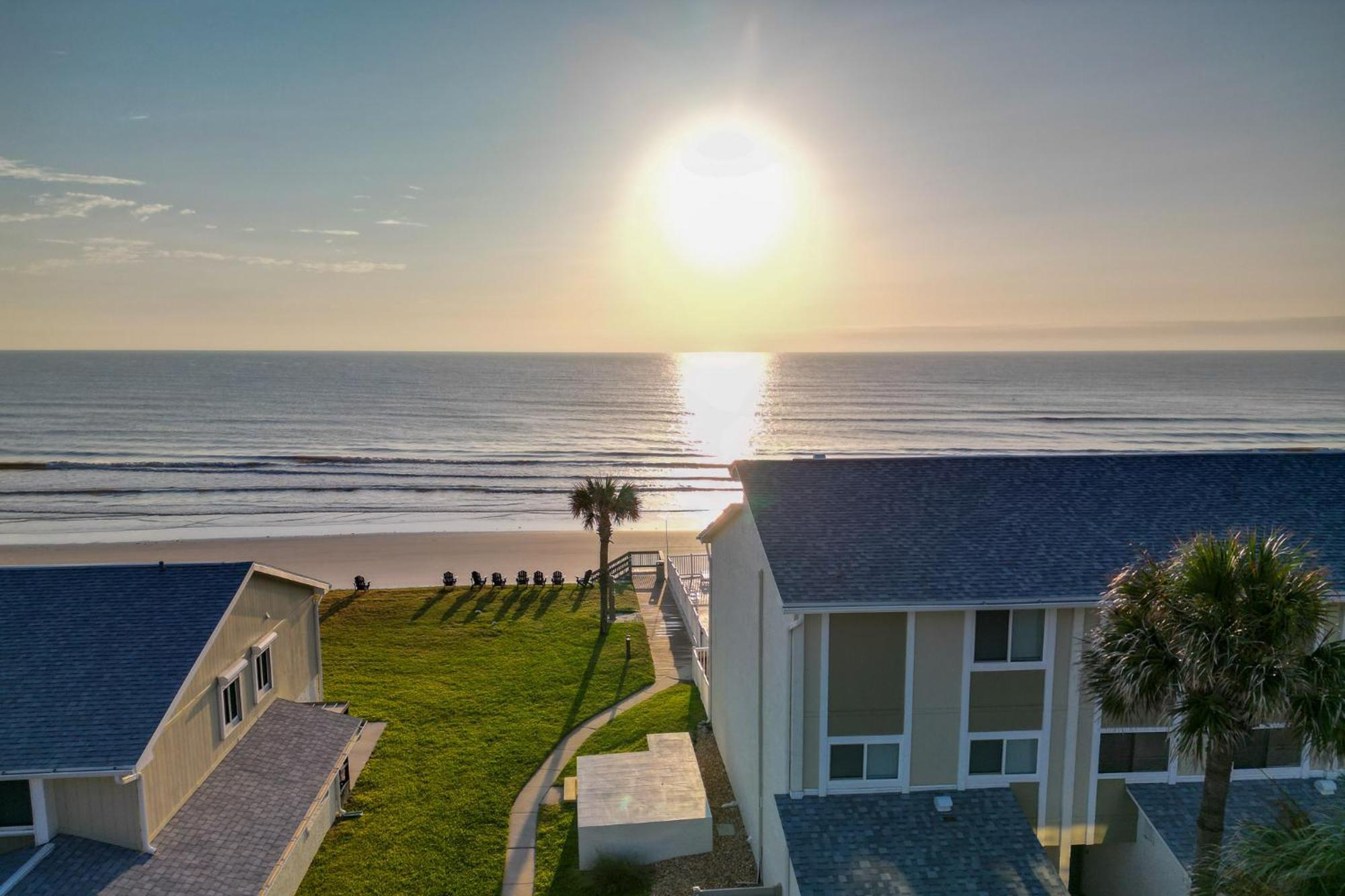 Oceanside Village Townhouse No Drive New Smyrna Beach, Private Ground Floor Patio W Grill Holiday home